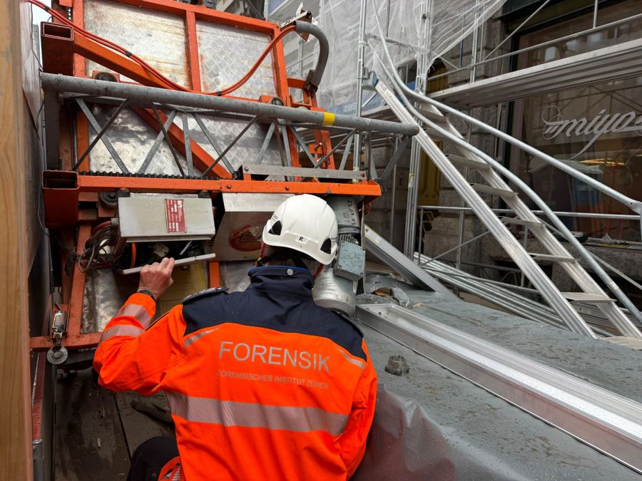 Der Baustellenlift und Teile des Gerüsts nach dem Unfall. Die Forensik sichert vor Ort Spuren zum genauen Hergang.
