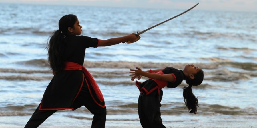 Die Szenen in «Kalari Kid» wirken stellenweise weniger wie Kampfsport. Vielmehr erinnern sie an einen Tanz, ein Ritual aus Konzentration, Disziplin und Körperbeherrschung.