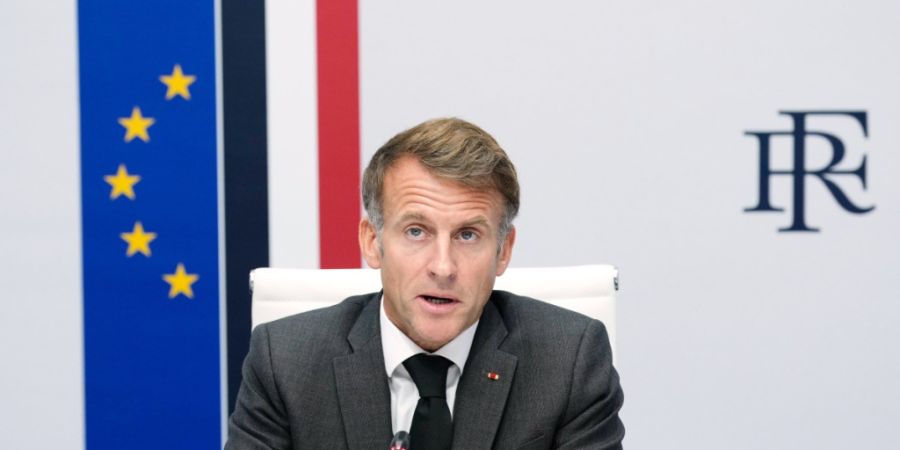 dpatopbilder - Der französische Präsident Emmanuel Macron nimmt an einer Sitzung des Sicherheitsrats im Élysée-Palast in Paris teil. Foto: Teresa Suarez/Pool AP/AP/dpa