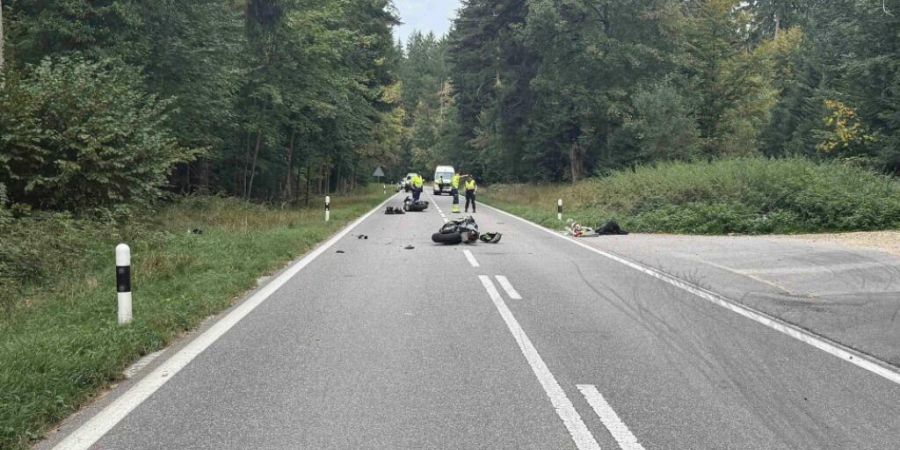 Zwei junge Motorradlenker sind auf der Zofingerstrasse in Glashütten AG bei einer Kollision schwer verletzt worden.