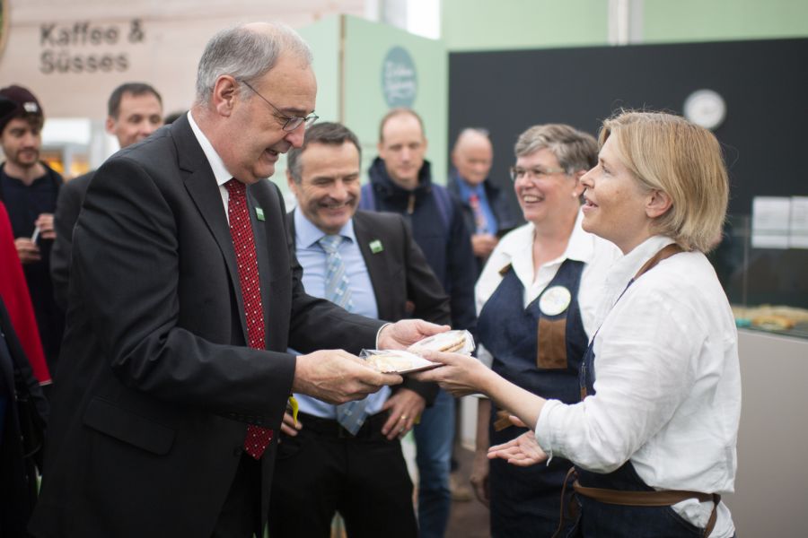 Für die Wahl der Nachfolge von Guy Paremelin kursieren zahlreiche Namen. Bereits abgesagt hat Kronfavoritin Esther Friedli (recht).
