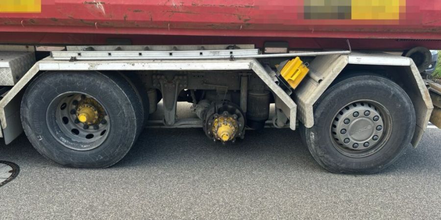 Ein Rad löste sich in Witterswil SO aus noch ungeklärten Gründen von einem Lastwagen und riss einen Fussgänger zu Boden. Dieser wurde erheblich verletzt.