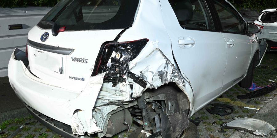 Autofahrerin ohne Führerausweis rammt drei Autos.