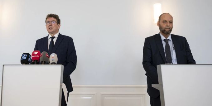 Bundesrat Albert Rösti, links, und Astra-Direktor Jürg Röthlisberger sprechen am 25. Juni 2024 über die Situation der gesperrten A13. Den Klimawandel erwähnt Umweltminister Rösti aber nicht Albert Rösti A13 Klimawandel