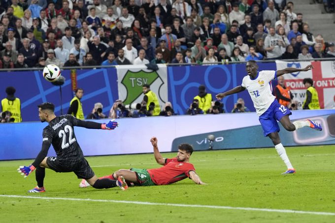 Ruben Dias entschärft den Schuss von Randal Kolo Muani im Viertelfinal der EM 2024. EM 2024 Frankreich Portugal