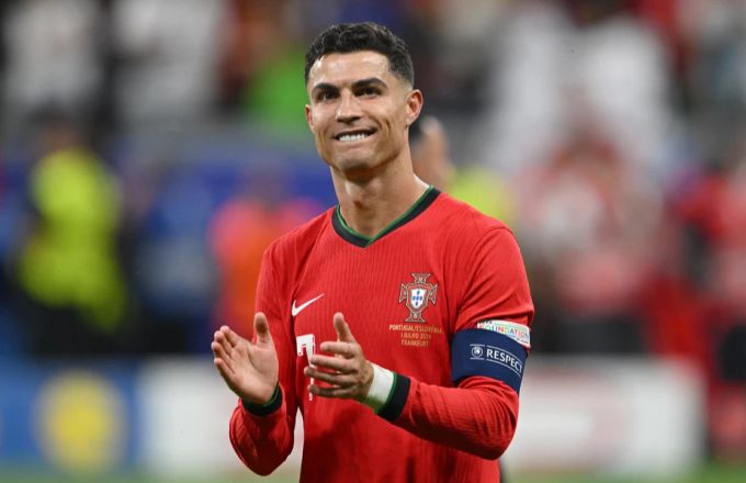 Unter seinem weissen Tape am Handgelenk trägt Cristiano Ronaldo ein Fitness-Armband. cristiano ronaldo