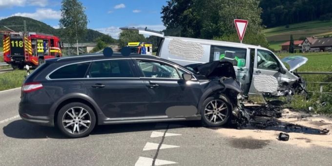 Totalschaden - Zwei Personen bei Kollision in Neunkirch SH verletzt