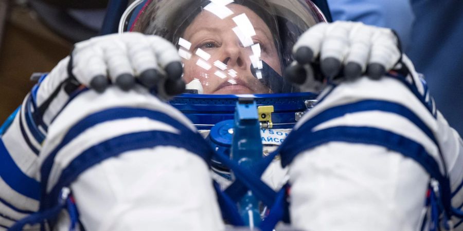 Die Nasa-Astronautin Tracy Dyson lässt den Druck ihres Sokol-Anzugs überprüfen.