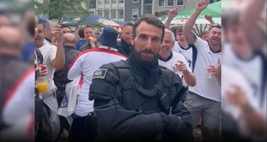 Die England-Fans amüsieren sich vor dem Halbfinal gegen Holland über einen Polizisten, welcher Gareth Southgate ähnlich sieht.