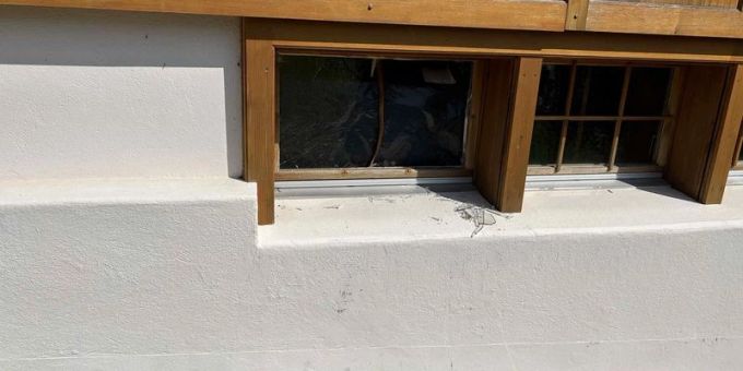 Symbolbild Eingeschlagenes Kellerfenster. Symbolbild Eingeschlagenes Kellerfenster