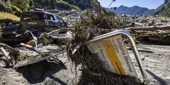 Der Bund will bei Unwettern und anderen Gefahren künftig Warnungen via SMS verschicken. unwetter warnung
