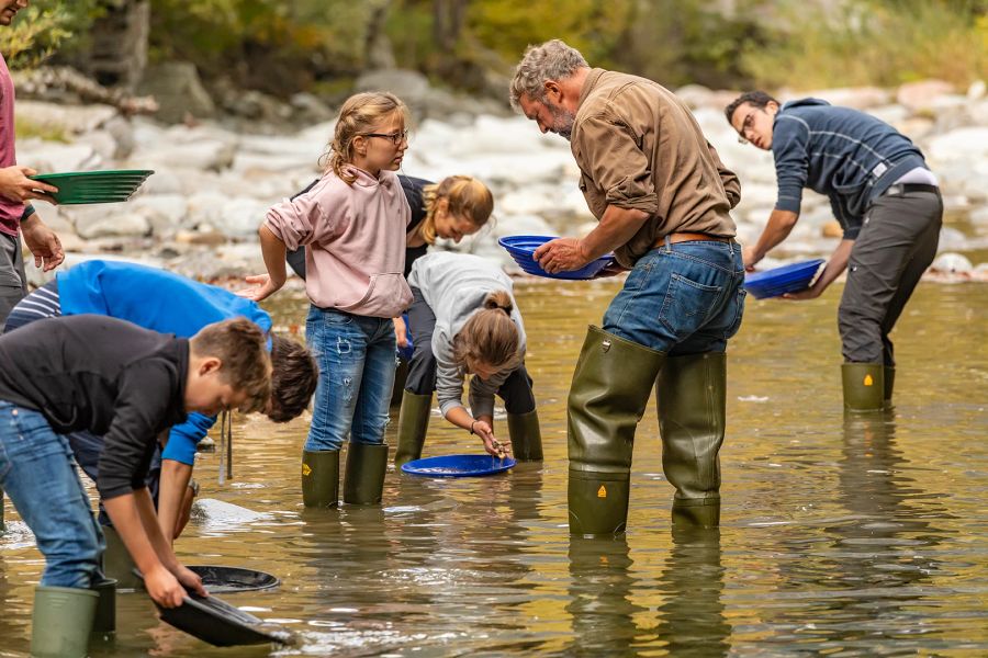 Fluss Goldwaschen Erwachsene Kinder