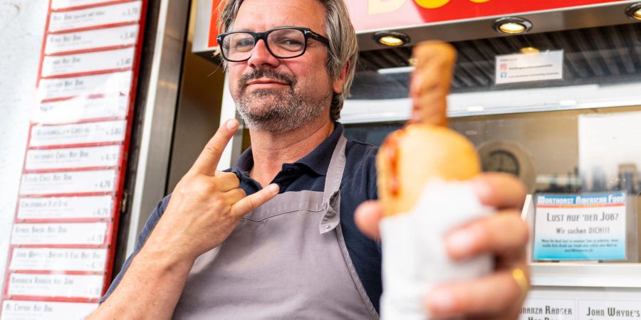 Sänger Henning Wehland («H-Blockx») 2022 an einem Hot Dog-Stand in Münster.
