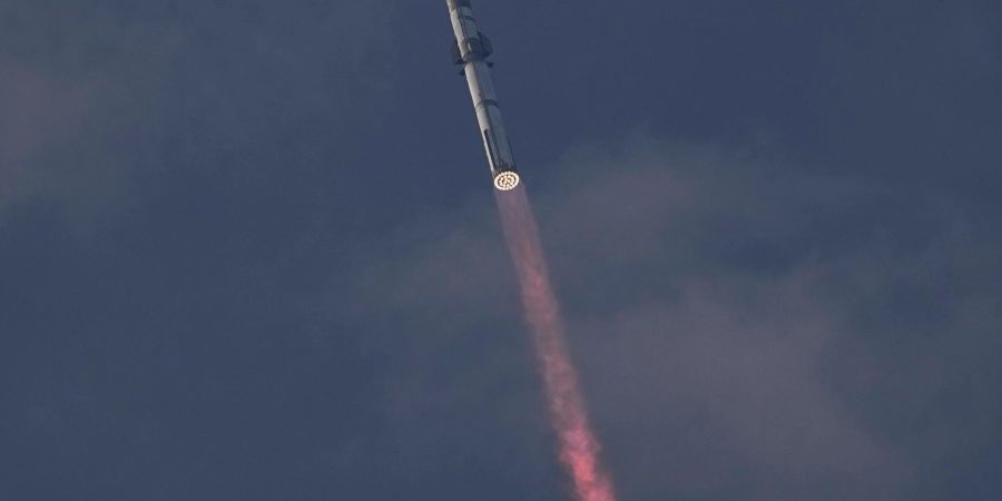 SpaceX's Mega-Rakete Starship bei ihrem dritten Testflug - ein weiterer Teststart steht bevor.