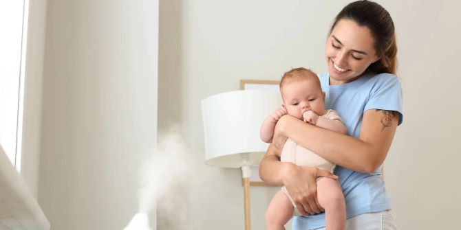 Baby und mama vor dem luftbefeuchter