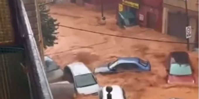 Die Fluten in Valencia waren gewaltig. Viele Wohnungen im Erdgeschoss wurden geflutet. Valencia Flut