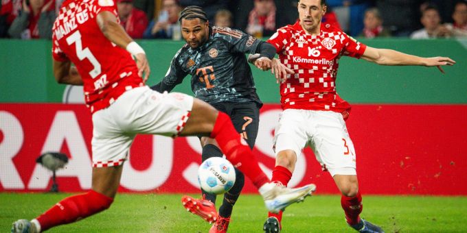 Der Mainzer Dominik Kohr (r) muss für seine Worte büssen. Der Mainzer Dominik Kohr (r) muss für seine Worte büssen.