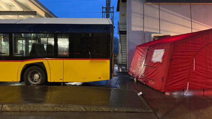 In Bonstetten ZH ist am Dienstagnachmittag eine Frau von einem rückwärtsfahrenden Postauto umgestossen und tödlich verletzt worden.