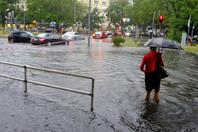 Überflutete Strassen nach heftigen Regenfällen in Berlin. (Archivbild) Berlin überschwemmte Strassen