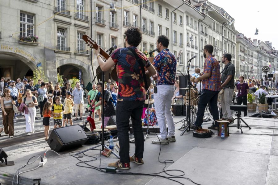 Nicht nur an Festivals wie dem Buskers Bern zeichnen Strassenmusiker das Stadtbild.