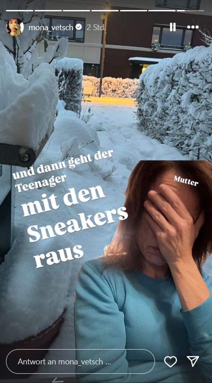 Dass ihr Teenie-Sohn in Turnschuhen in den Schnee geht, versteht Mona nicht. wetter