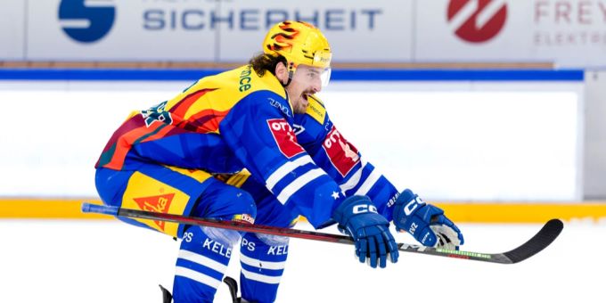 Zugs Daniel Vozenilek bejubelt den 5:1-Heimsieg über Servette. EV Zug