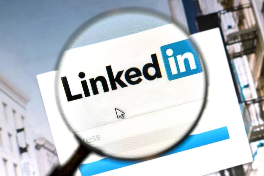 Lupe Webseite LinkedIn Bildschirm