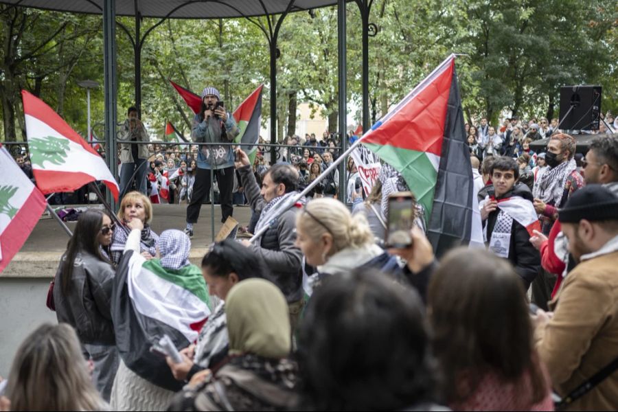 Die Demonstration wird gestützt mit wutentbrannten Reden. Viele haben im Gaza-Krieg Familie oder Freunde verloren.