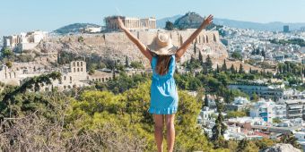 Frau blickt auf Akropolis in Athen