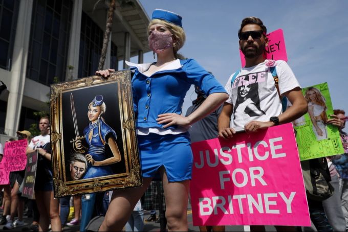 Unterstützer von Britney Spears nehmen am 29. September 2021 an einer Kundgebung vor dem Stanley Mosk Courthouse in Los Angeles, Kalifornien, USA, teil. Unterstützer von Britney Spears
