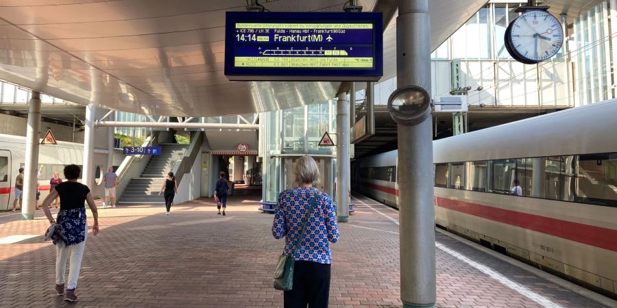 Nach Störung läuft Bahnverkehr wieder an.