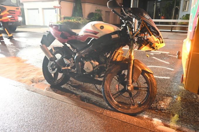Der Motorradfahrer musste befreit werden. Motorradfahrer