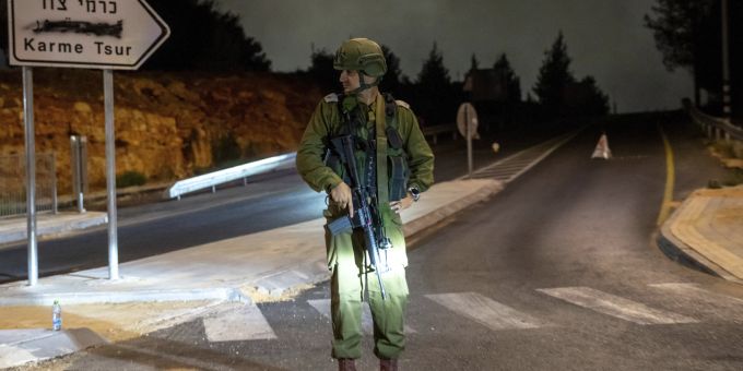 Ein israelischer Soldat steht am Samstag, 31. August 2024, in der Nähe des Tatorts einer Autoexplosion in der Siedlung Karme Tsur im Westjordanland Wache. (Symbolbild) Israel Palestinians