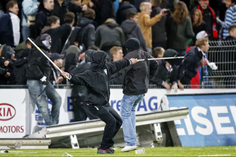 Hooligans Fussball Gewalt Polizist