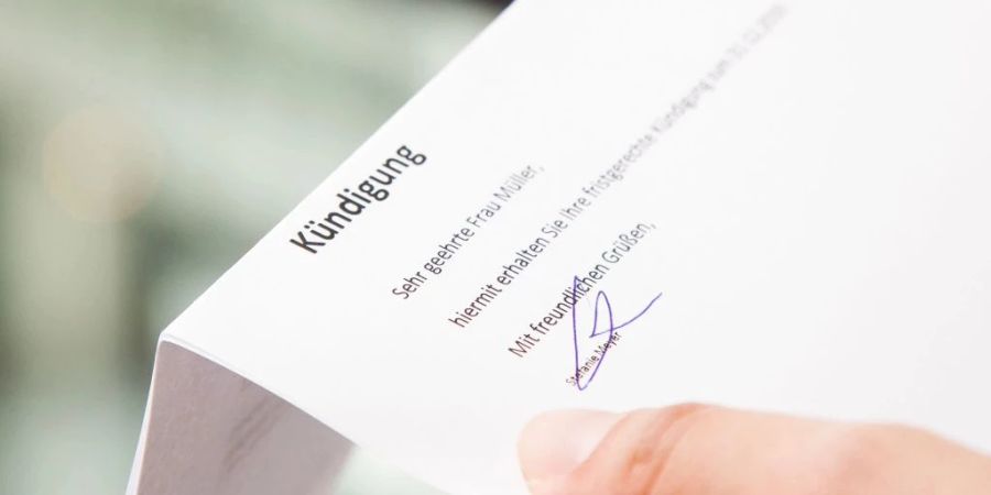 Doch nach nur zwei Arbeitstagen flattert die Kündigung in seinen virtuellen Briefkasten. (Symbolbild)