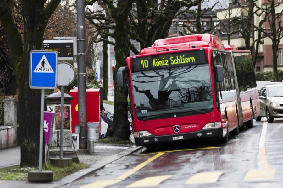 Mehrere Bernmobil-Passagiere berichten von rutschigen Busfahrten im Herbst.