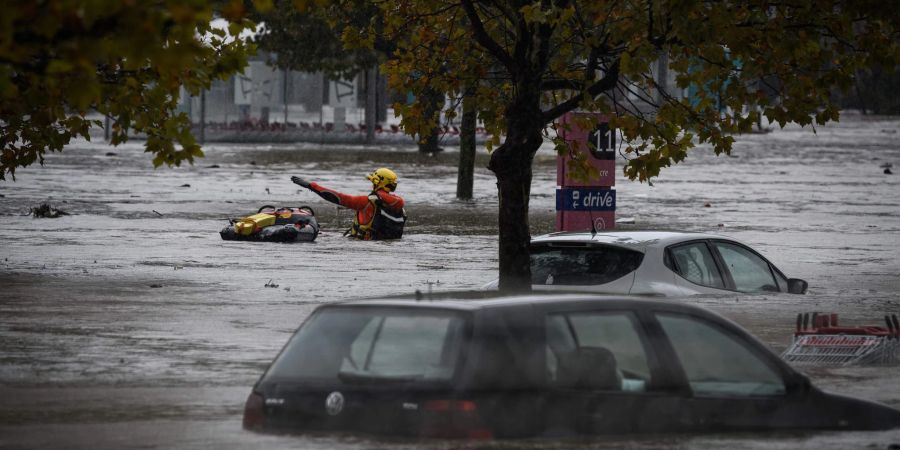 Gefährlicher Kampf in den Wassermassen in Givors südlich von Lyon.