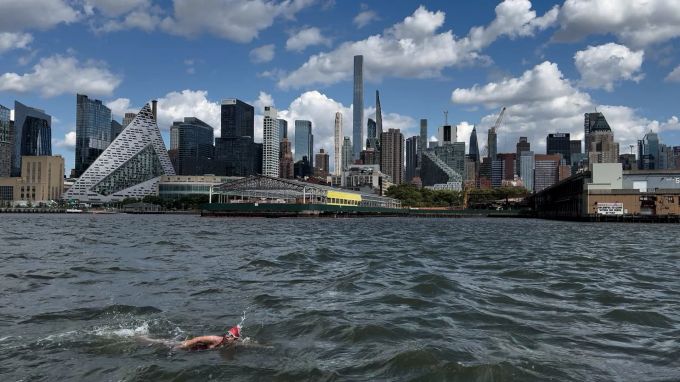 Deniz Kayadelen durchquert die turbulenten Gewässer des Hudson Rivers vor der beeindruckenden Skyline von New York. Deniz Kayadelen