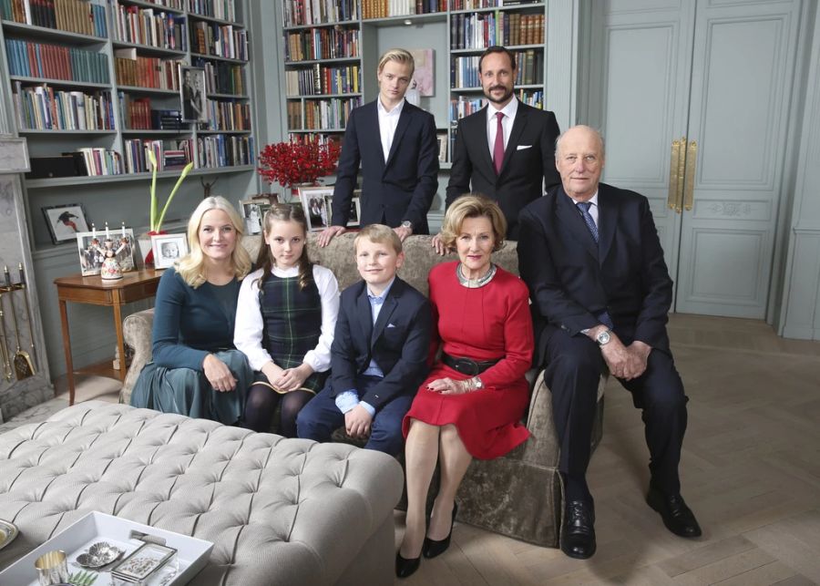 Marius Borg Høiby (oben links) auf dem Landgut der Norwegischen Königsfamilie.