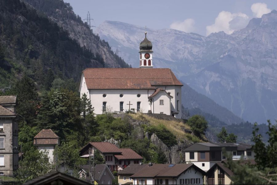 Die Kirche von Wassen in Uri: Sie thront jeden Tag über der Blechlawine.