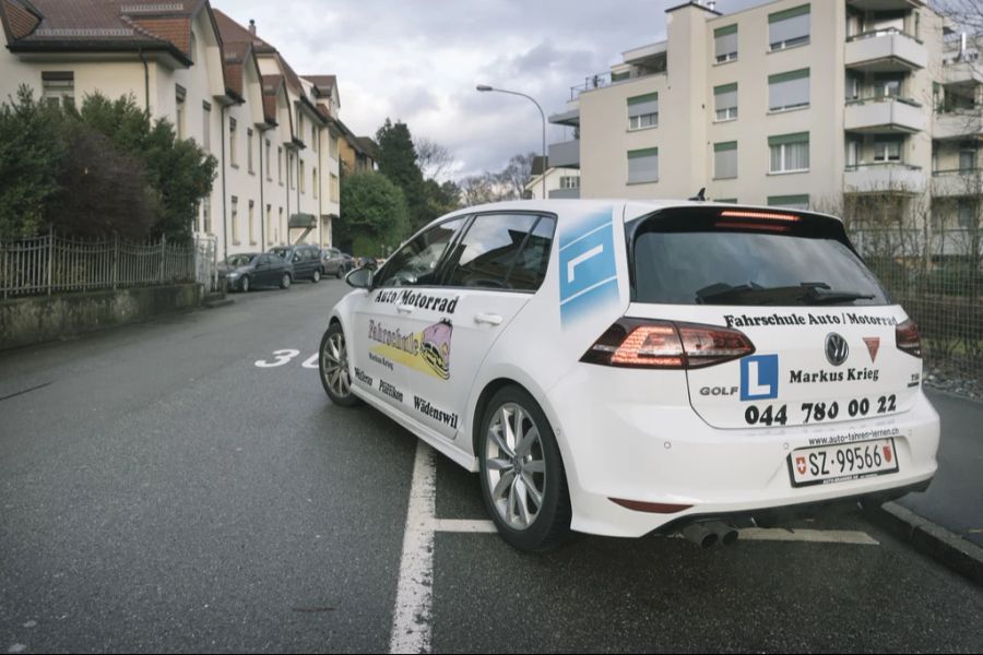 Fahrschülerinnen und Fahrschüler legen die Autoprüfung immer öfter in Autos mit Automatik-Getrieben ab.