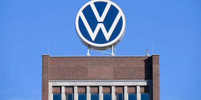 Auch am vierten Tag dauern die Tarifverhandlungen bei Volkswagen bis in den späten Abend an. (Archivbild) VW