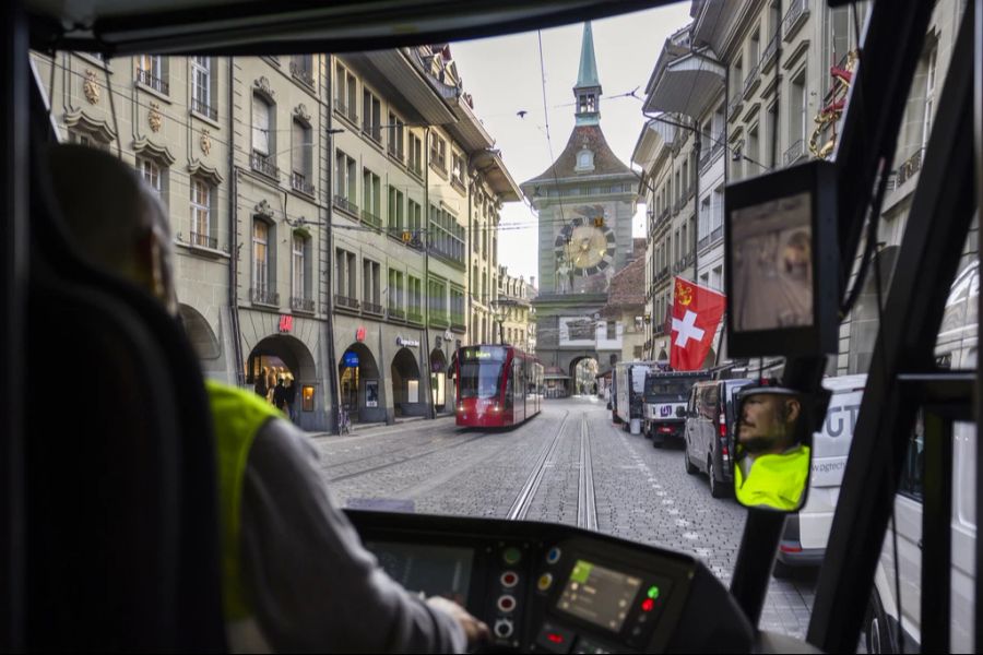 Der Chauffeur bat das Paar mit Kinderwagen darum, zu warten, damit er die Rampe für den Rollstuhlfahrer herausziehen kann. (Symbolbild)