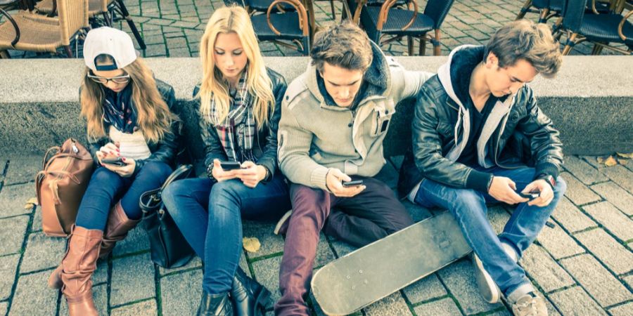 Junge Menschen Smartphone Schulhof