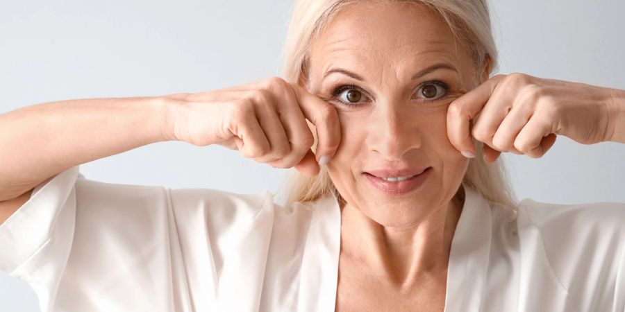 Frau macht Gesichtsyoga