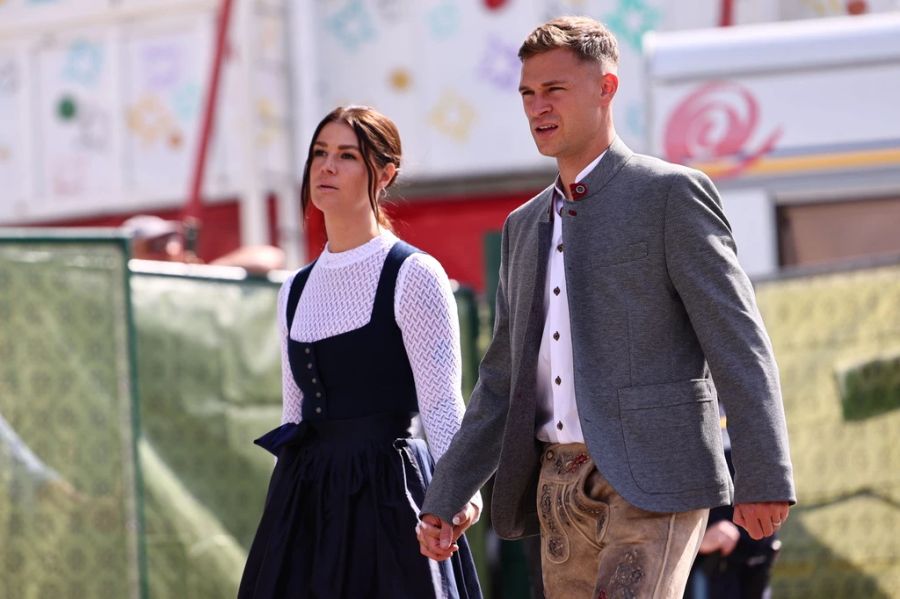 Joshua Kimmich läuft mit seiner Ehefrau Lina auf der Wiesn auf.