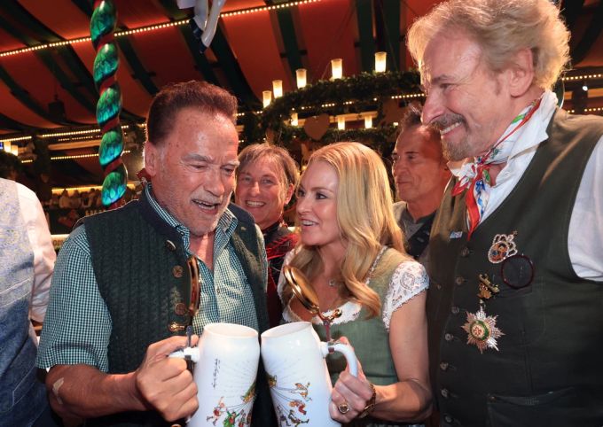 Der Moderator Thomas Gottschalk genoss das Oktoberfest an der Seite seiner erst kürzlich geheirateten Frau, Karina Mross, und Arnold Schwarzenegger. Oktoberfest