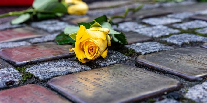 Nach dem Diebstahl aller zehn «Stolpersteine» in der Stadt Zeitz sind bereits Tausende Euro Spenden geflossen. (Archivbild) Nach dem Diebstahl aller zehn «Stolpersteine» in der Stadt Zeitz sind bereits Tausende Euro Spenden geflossen. (Archivbild)