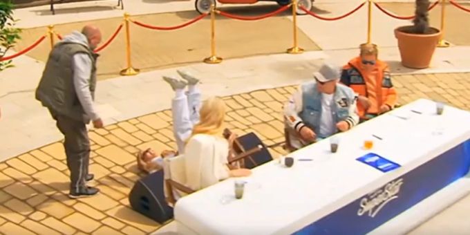 Lacher bei «DSDS» - Huch! Hier fällt Loredana plötzlich vom Stuhl