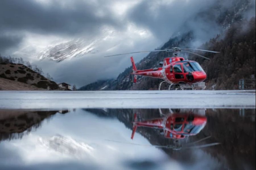 Ein Helikopter von Air Zermatt konnte erst nicht ausrücken wegen des schlechten Wetters.